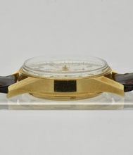 Load image into Gallery viewer, Heuer Chronograph, "Carrera, 1964 re-edition", No. 1119, Ref. CS3140 in yellow gold. Made in a numbered series circa 1996. 18 karat yellow gold, two-body, polished and brushed, flat bezel, lapidated lugs, screwed-down case back. Original signed 18 karat yellow gold buckle signed Heuer